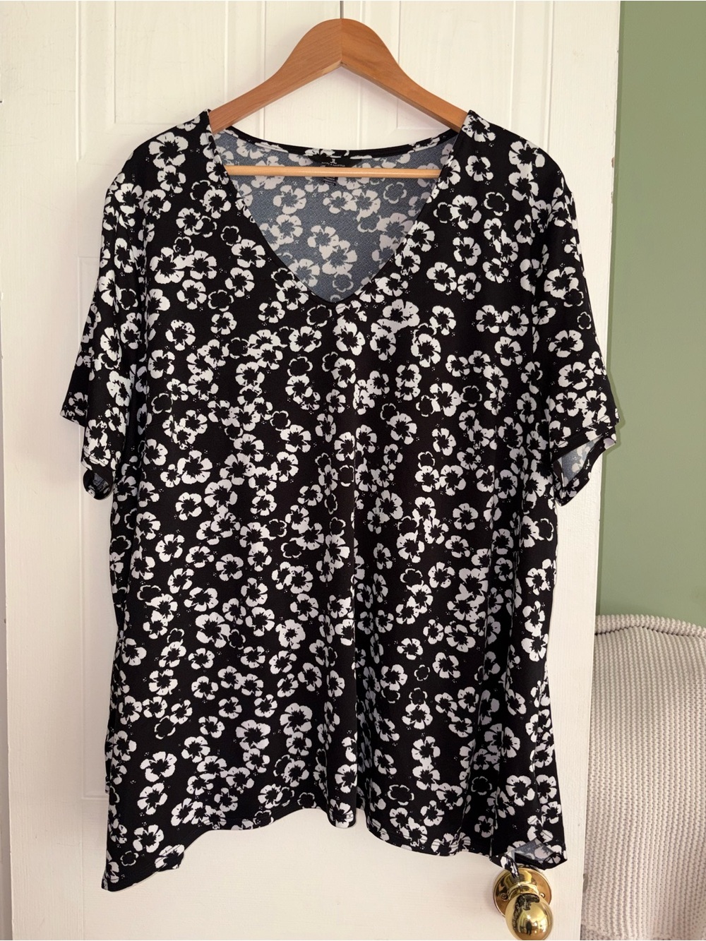 Jules & Leopold Black & White Floral V-Neck Short Sleeve Top 3X pet/smoke free